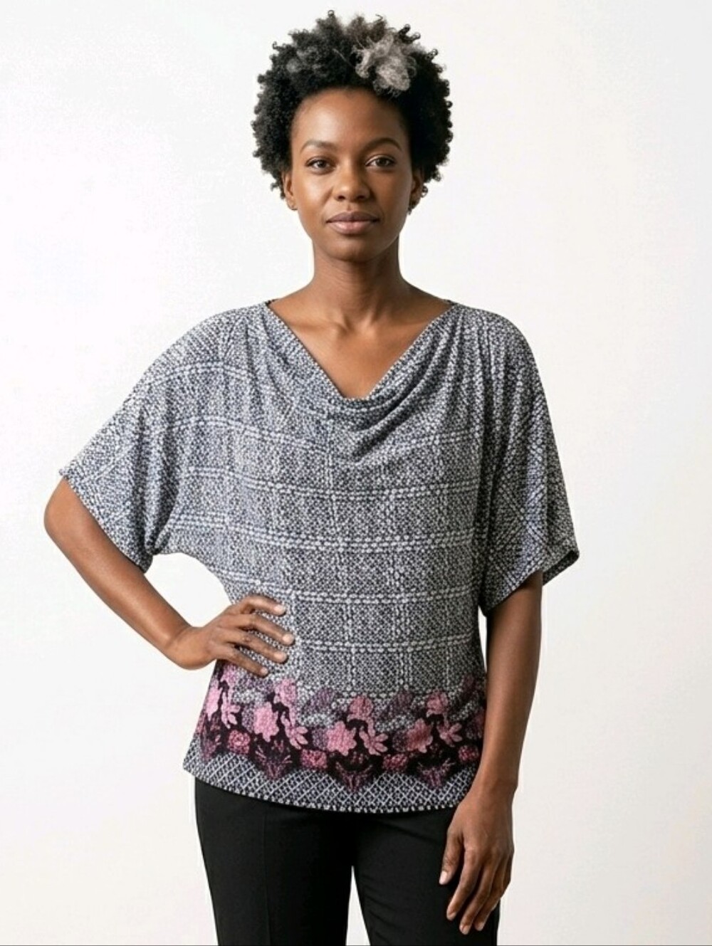 🙋Zenobia S M-L blouse, stretchy, full ruching thruout blouse with floral design